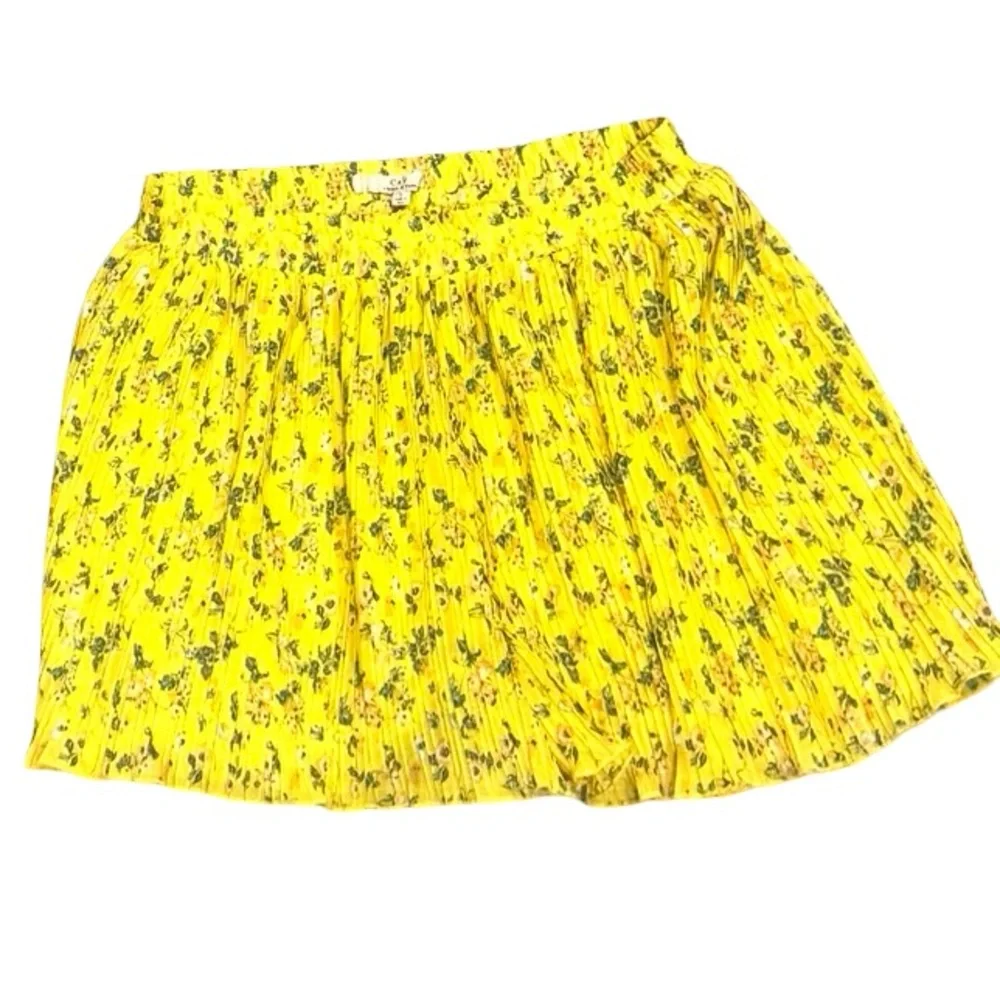 Chelsea & Violet | Women’s Pleated Yellow & Floral Mini Skort | L